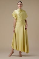 فستان أصفر ميدي بقصة انسيابية وأكمام واسعة