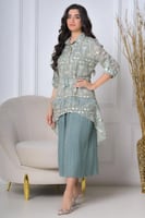 طقم بتصميم قطعتين بياقه مطرزه بكريستال لون اخضر فس...