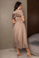 فستان سهرة ميدي بكسرات من الخصر لون بني