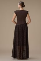 فستان طويل بني بدانتيل مطرز