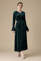 فستان مخملي بفتحة من الأمام لون اخضر