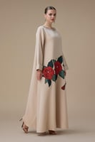 جلابية بيج طويلة واسعة بتطريز وردي ثلاثي الأبعاد