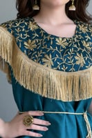 جلابيه كويتي بتفصيل مقسم مزينه بهدب تيفاني