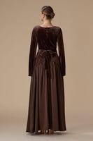 فستان بني طويل بأكمام طويلة