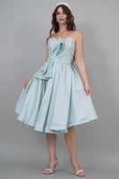 فستان سهرة كلوش مطرز الصدر بطيات لون تيفاني