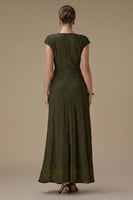 فستان طويل اخضر بتفصيلية جانبية