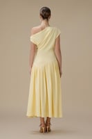 فستان أصفر ميدي بكتف واحد وقصة أنثوية