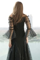 فستان طويل اوف شولدر بأكمام من التل المطرز لون اسو...