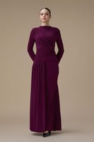 فستان طويل بنفسجي بكسرات جانبية