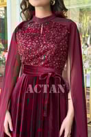 فستان مخملي ميدي بأكمام كيب مزين بالترتر لون عنابي