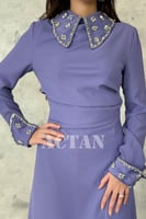 فستان ميدي بياقة وأساور مطوية مزينة بكريستالات