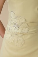 فستان ماكسي بلون أصفر مع تطريز زهري