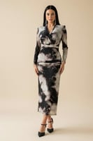 فستان بطبعة تجريدية مزموم من الجوانب