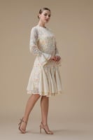 فستان بيج قصير مزهر بأكمام طويلة وكشكش