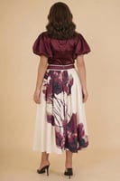 طقم بلوزة وتنورة بربطة من الجنب لون عنابي