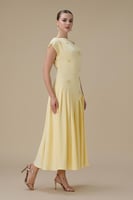 فستان أصفر ميدي بكتف واحد وقصة أنثوية