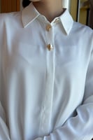 قميص مزين باحجار ذهبية لون ابيض