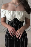 فستان سهرة ضيق بأكتاف مكشوفة مزين بالفصوص