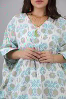 جلابيه بتصميم فراشه بطبعات لون تيفاني