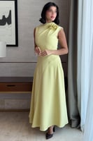 فستان ماكسي ضيق مزين ببروش ورد لون اخضر