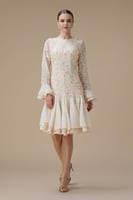 فستان بيج قصير مزهر بأكمام طويلة وكشكش