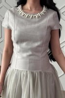 فستان ميدي بياقة مزينة بلؤلؤ لون رصاصي