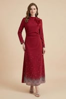 فستان ماكسي بأطراف مزينة بفصوص لون عنابي