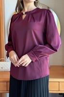 بلوزة بزم مزينة من الياقة لون عنابي