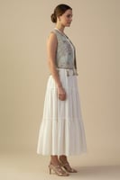 جلابية ماكسي أبيض أنيقة بنقوش تراثية