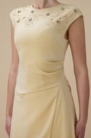 فستان ميدي اصفر بتفاصيل مطرزة