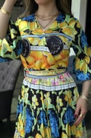 فستان طويل بكسرات وطبعة استوائية لون اصفر