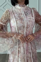 فستان ماكسي باكمام واسعة ودانتيل زهور