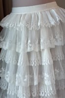 تنورة انيقة بطبقات دانتيللون ابيض