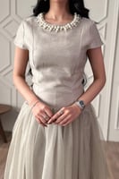 فستان ميدي بياقة مزينة بلؤلؤ لون رصاصي