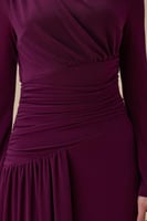 فستان طويل بنفسجي بكسرات جانبية