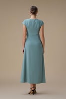 فستان ميدي ازرق مطرز بقصة ملفوفة وفتحة أمامية