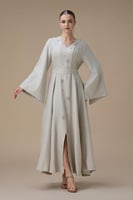 جلابية طويلة بيج بتطريز ناعم وقصة محددة