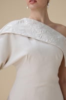 فستان طويل بيج بيليسه بكتف واحد