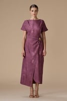 فستان وردي ماكسي بدرابيه جانبي بمشبك أنيق