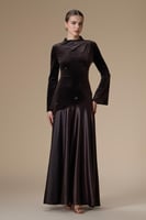 فستان بني طويل بأكمام طويلة