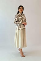 قميص بياقة مطوية برباط لون كاكي