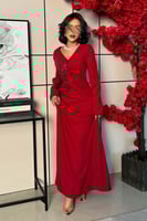 فستان احمر طويل بأكمام طويلة