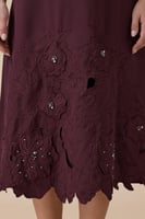 فستان ميدي عنابي بتطريز زهور