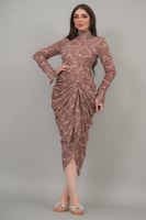 فستان ميدي ماكسي بطيات وياقه عاليه لون لحمي