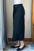 تنورة ميدي بقصة ضيقة لون اسود