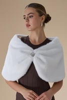 شال فرو قصير ابيض