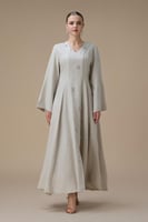 جلابية طويلة بيج بتطريز ناعم وقصة محددة