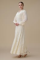 فستان طويل بلون سكري بتفاصيل دانتيل