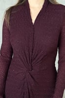 فستان عنابي طويل بقصة ملتفة