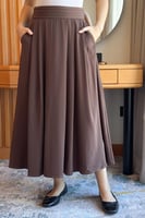 تنورة ميدي كلوش لون بني